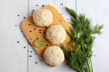 Kesme tahtasında çiğ tavuk pirzolası. Dereotlu el yapımı kıymalı tavuk köftesi. Tavuk pirzolası pişirmeye hazırım..