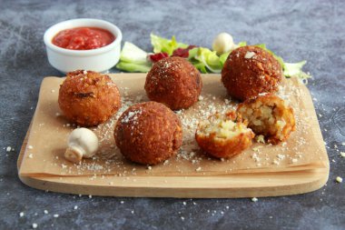 Mini İtalyan arancini. Kızarmış Sicilyalı pirinç topları. Sıcak aperatif - mini arancini topları.