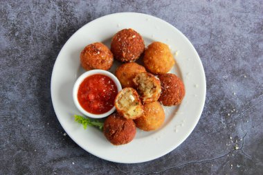 Mini İtalyan arancini. Kızarmış Sicilyalı pirinç topları. Sıcak aperatif - mini arancini topları.
