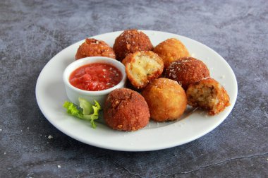 Mini İtalyan arancini. Kızarmış Sicilyalı pirinç topları. Sıcak aperatif - mini arancini topları.