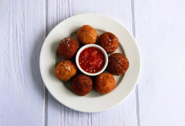 Mini İtalyan arancini. Kızarmış Sicilyalı pirinç topları. Sıcak aperatif - mini arancini topları.
