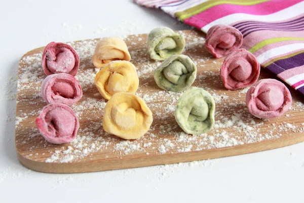 Färgglada Dumplings För Barn Olika Färger Handgjorda Pelmeni Röda Gröna — Stockfoto