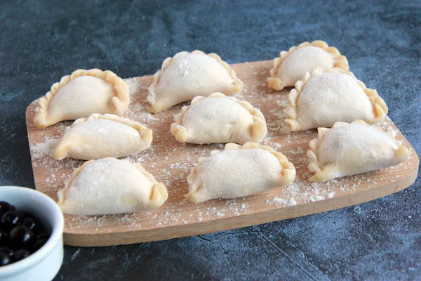 Varenyky Mit Schwarzer Johannisbeerfüllung Ukrainische Handgemachte Knödel Mit Beerenfüllung Roh — Stockfoto