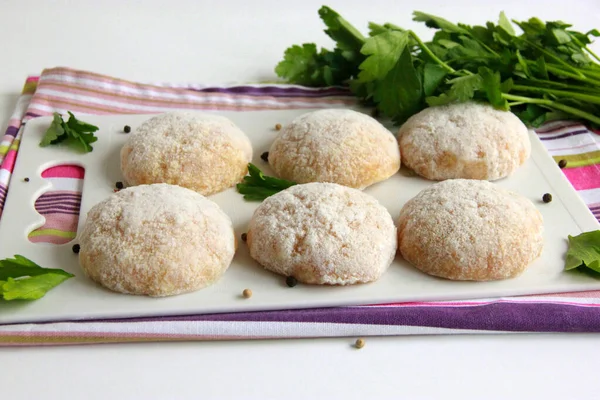 Kesme tahtasında çiğ tavuk pirzolası. Dereotlu el yapımı kıymalı tavuk köftesi. Tavuk pirzolası pişirmeye hazırım..