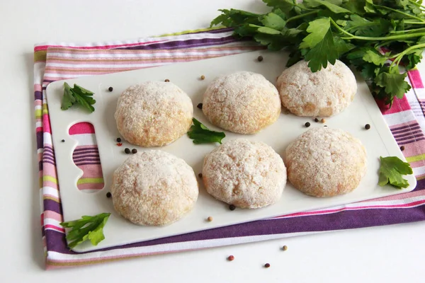 Kesme tahtasında çiğ tavuk pirzolası. Dereotlu el yapımı kıymalı tavuk köftesi. Tavuk pirzolası pişirmeye hazırım..