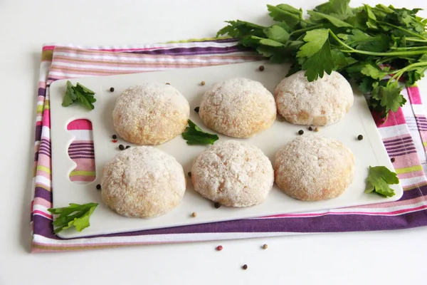 Kesme tahtasında çiğ tavuk pirzolası. Dereotlu el yapımı kıymalı tavuk köftesi. Tavuk pirzolası pişirmeye hazırım..