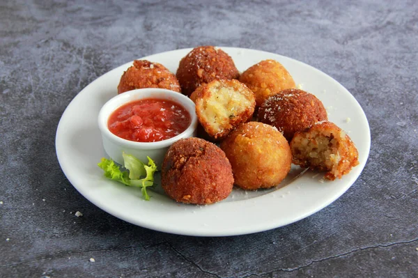 Mini İtalyan arancini. Kızarmış Sicilyalı pirinç topları. Sıcak aperatif - mini arancini topları.