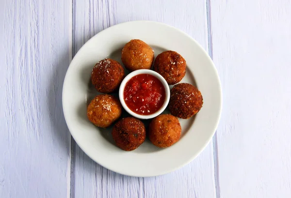 Mini İtalyan arancini. Kızarmış Sicilyalı pirinç topları. Sıcak aperatif - mini arancini topları.