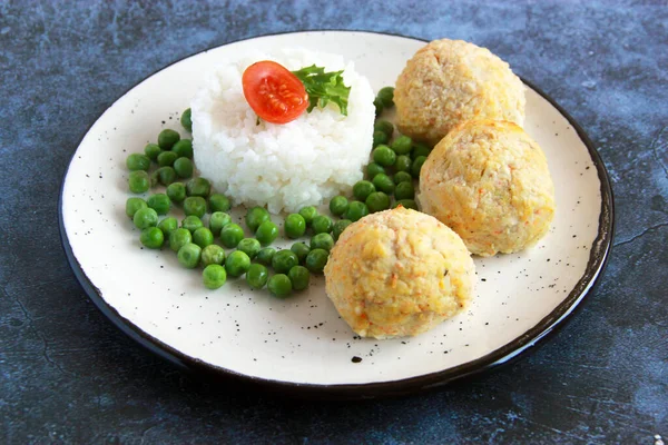 Sağlıklı Yemek Sebze Salatalı Buğulanmış Balık Pirzolası Limonlu Yeşillikli Lezzetli — Stok fotoğraf