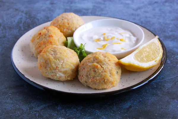 Sağlıklı yemek, sebze salatalı buğulanmış balık pirzolası. Limonlu ve yeşillikli lezzetli beyaz balık köfteleri..