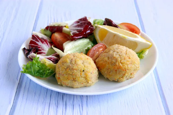 Gesunde Mahlzeit Gedünstete Fischschnitzel Mit Gemüsesalat Leckere Weiße Fischbällchen Mit — Stockfoto