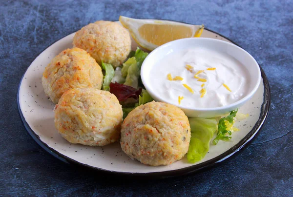 Sağlıklı yemek, sebze salatalı buğulanmış balık pirzolası. Limonlu ve yeşillikli lezzetli beyaz balık köfteleri..