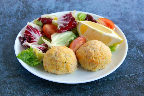 Healthy Meal Steamed Fish Cutlets Vegetable Salad Delicious White Fish — Fotografie, imagine de stoc