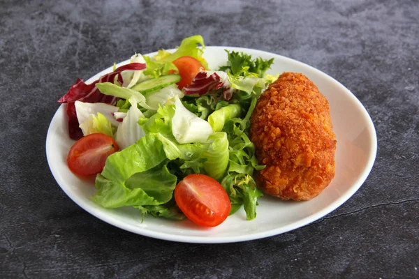 Tavuk pirzolası ve sebze salatası. Lezzetli aile yemeği - ev yapımı tavuk kyiv.