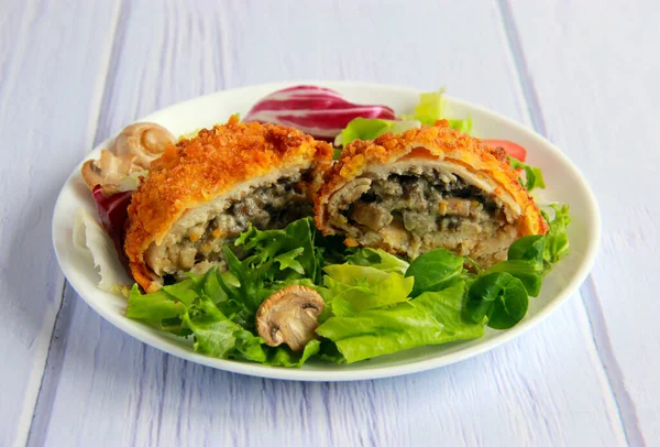 Mantarlı ve peynirli tavuk pirzolası. Mantarlı tavuk pirzolası ve tabakta sebze salatası..