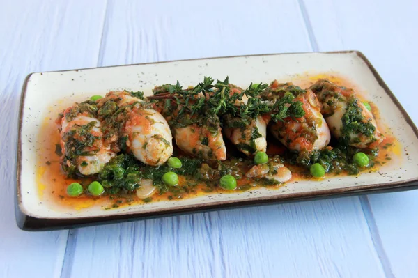 Stuffed Baby Calamari Chicken Green Peas Vegetables Lemon Thyme Cooked — Stockfoto