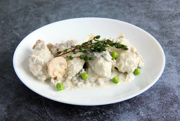 Stuffed Baby Calamari Cream Sauce Chicken Thyme Green Peas Squid — Fotografia de Stock