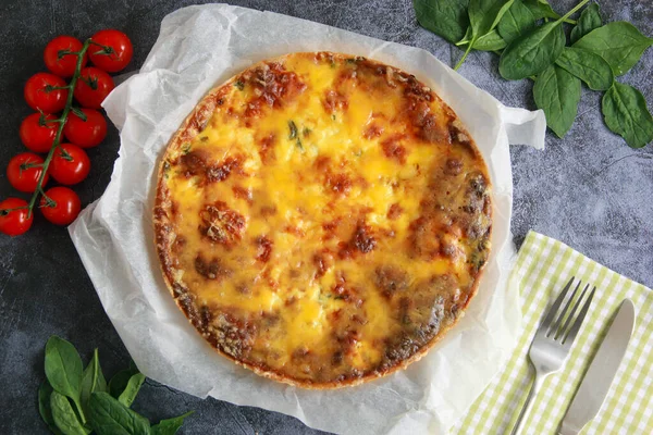 Quiche Francés Con Relleno Salmón Espinaca Pastel Salado Con Gambas —  Fotos de Stock