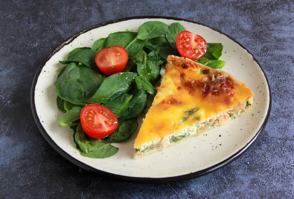 Quiche Française Avec Garniture Saumon Épinards Tarte Salée Aux Crevettes — Photo