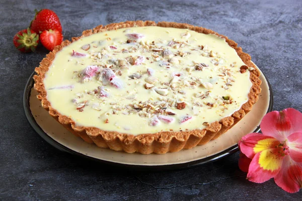 Erdbeerkuchen Hausgemachte Französische Torte Mit Weißer Schokoladenganache Erdbeer Nuss Füllung — Stockfoto