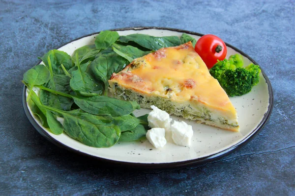 French Quiche Broccoli Spinach Feta Cheese Delicious Savoury Pie Plate — Stockfoto