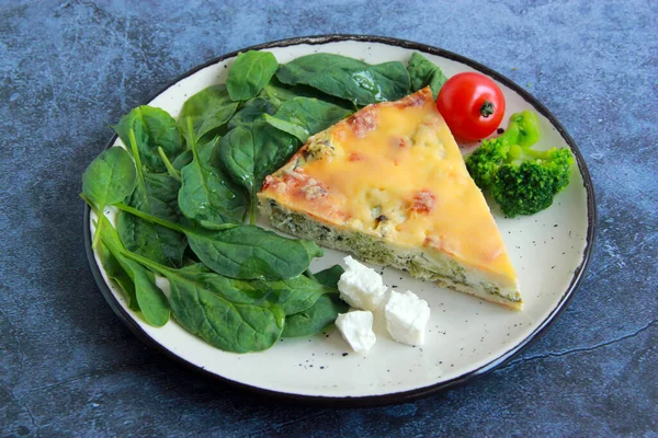 French Quiche Broccoli Spinach Feta Cheese Delicious Savoury Pie Plate — Stockfoto