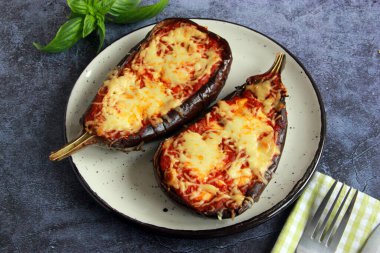 Domates ve peynirli fırında patlıcan dolması. Akdeniz usulü vejetaryen doldurulmuş patlıcan..