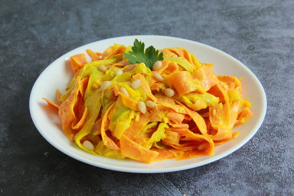 佐德意大利面和胡萝卜面 盘中有松果 美味的素食晚餐 自制蔬菜面食 — 图库照片