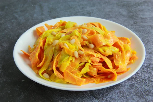 Massa Zoodle Abobrinha Macarrão Cenoura Com Pinhões Prato Delicioso Jantar — Fotografia de Stock