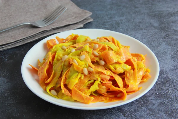 Zoodle Pasta Zucchini Carrot Noodles Pine Nuts Plate Delicious Vegan — Stockfoto