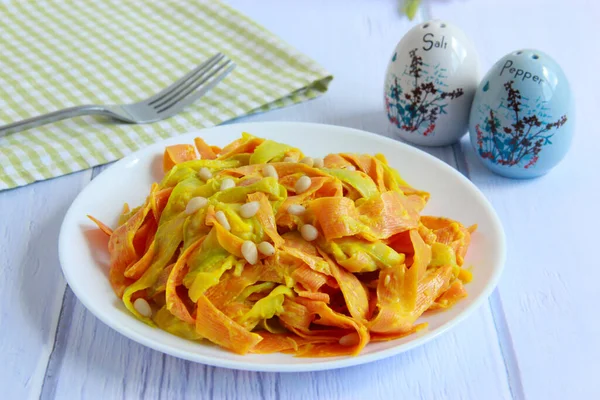 Zoodle Nudeln Zucchini Und Karottennudeln Mit Pinienkernen Auf Dem Teller — Stockfoto