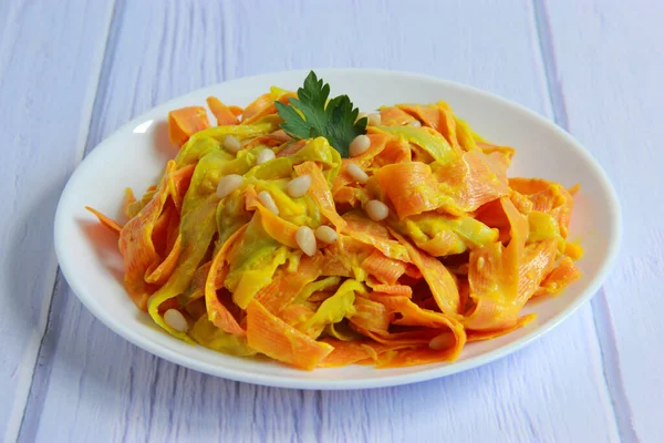 Zoodle Nudeln Zucchini Und Karottennudeln Mit Pinienkernen Auf Dem Teller — Stockfoto