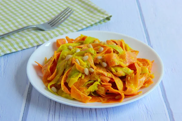 Zoodle Pasta Zucchini Carrot Noodles Pine Nuts Plate Delicious Vegan — Stockfoto