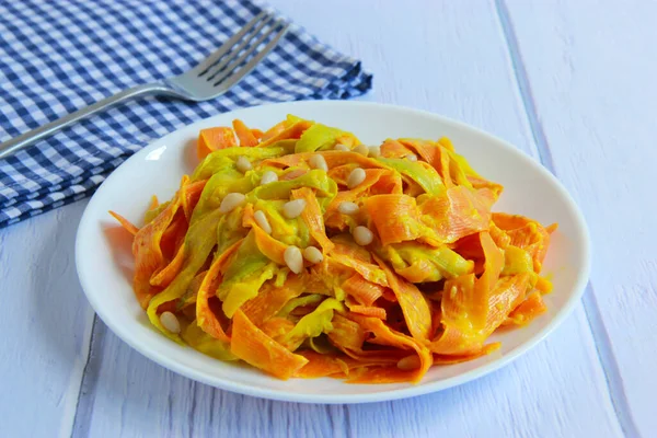 佐德意大利面和胡萝卜面 盘中有松果 美味的素食晚餐 自制蔬菜面食 — 图库照片