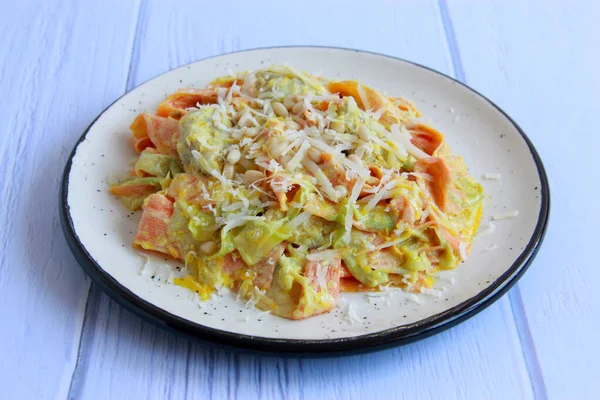 Nudeln Mit Hühnchen Pinienkernen Und Parmesan Köstliche Hausgemachte Zucchini Und — Stockfoto