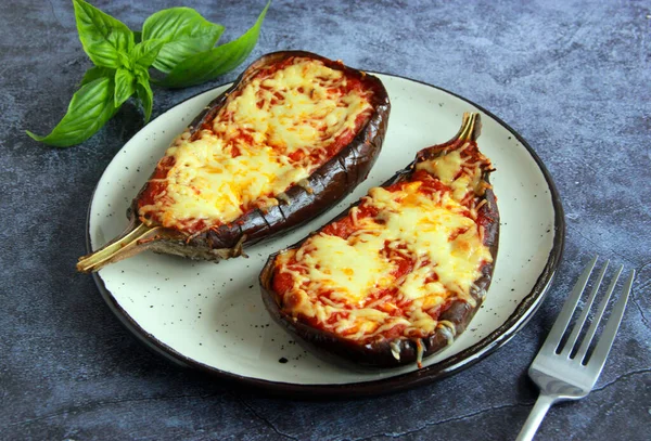 Plněné Půlky Lilku Rajčaty Sýrem Vegetariánský Plněný Lilek Středomořském Stylu — Stock fotografie