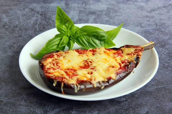 Fyllda Bakade Äggplantshalvor Med Tomater Och Ost Vegetariskt Fylld Aubergine — Stockfoto