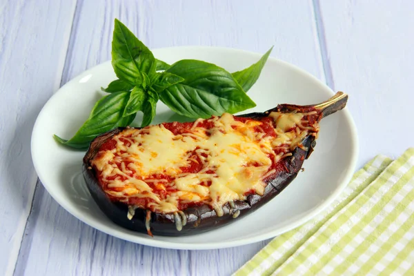 Fyllda Bakade Äggplantshalvor Med Tomater Och Ost Vegetariskt Fylld Aubergine — Stockfoto