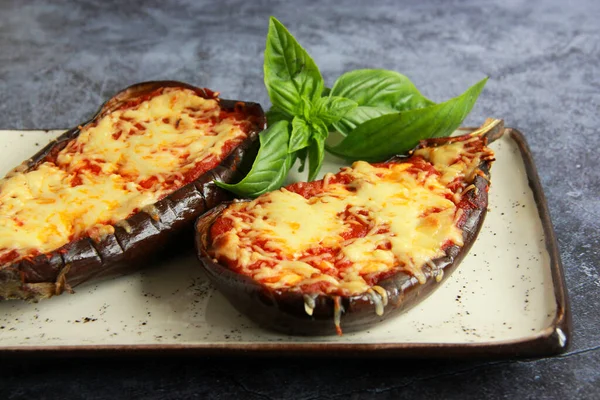 Gefüllte Gebackene Auberginenhälften Mit Tomaten Und Käse Vegetarische Gefüllte Auberginen — Stockfoto