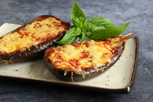 Gefüllte Gebackene Auberginenhälften Mit Tomaten Und Käse Vegetarische Gefüllte Auberginen — Stockfoto