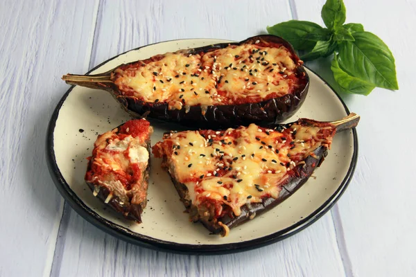 Gefüllte Auberginenhälften Auf Dem Teller Gebackene Auberginen Mit Käse Und — Stockfoto