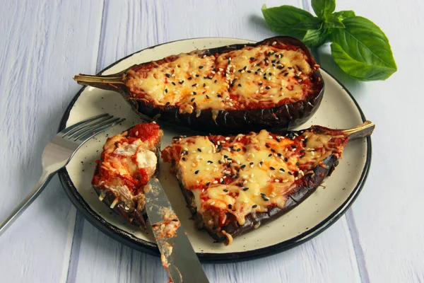 Melanzane Ripiene Tagliate Con Pomodoro Formaggio Sul Piatto Delizioso Pasto — Foto Stock