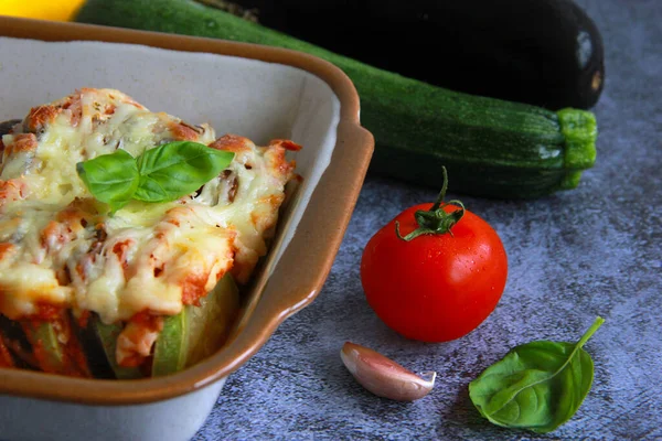 치즈와 토마토 소스를 곁들인 메이드라 맛있는 — 스톡 사진