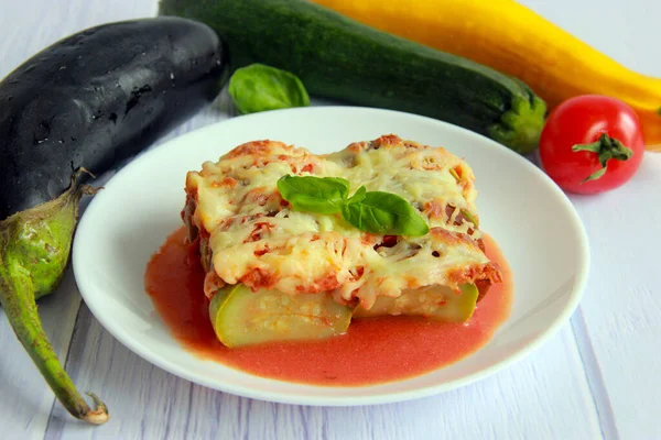 치즈와 토마토 소스를 곁들인 메이드라 맛있는 — 스톡 사진