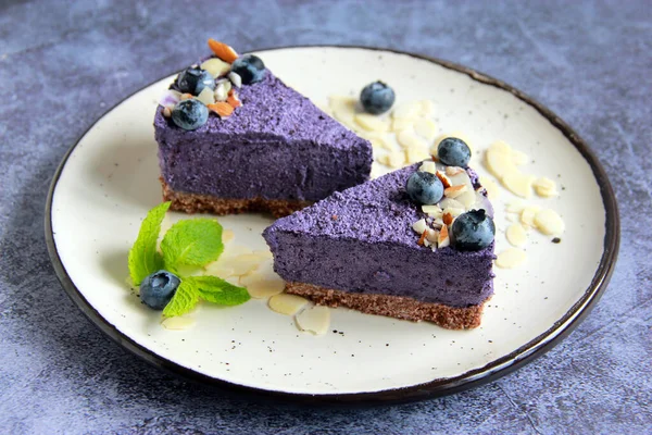 Vegan Cheesecake Mirtilo Prato Com Bagas Frescas Hortelã Flocos Amêndoa — Fotografia de Stock