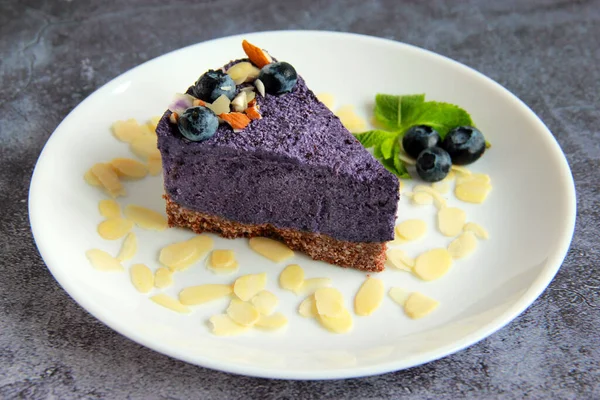 Vegan Blueberry Cheesecake Plate Fresh Berries Mint Almond Flakes Delicious — 스톡 사진