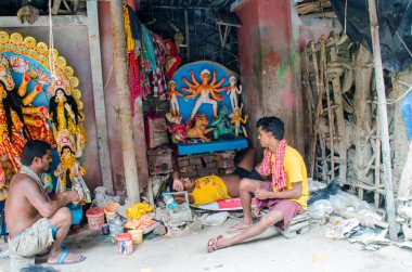 10 Ekim 2021 Kolkata Batı Bengal Hindistan: Bitmiş Durga idolü pujo mandapa 'ya gitmek için bekliyor.