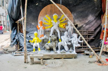 10 Ekim 2021 Batı Bengal Hindistan: Durga idolü hazır olduğunda, mandapa 'ya gitmeden önce son bir son dakika dokunuşu verilir.