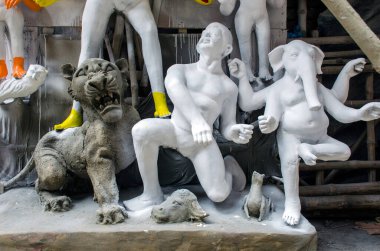 10 Ekim 2021 Batı Bengal Hindistan: Durga idolü hazır olduğunda, mandapa 'ya gitmeden önce son bir son dakika dokunuşu verilir.