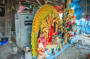 10 Ekim 2021 Kolkata Batı Bengal Hindistan: Durga Puja o mahalaya gününden itibaren başladı. Panchami gününde, Durga idolü Pandel 'e giden çömlekçi evinden ayrılmaya hazır..